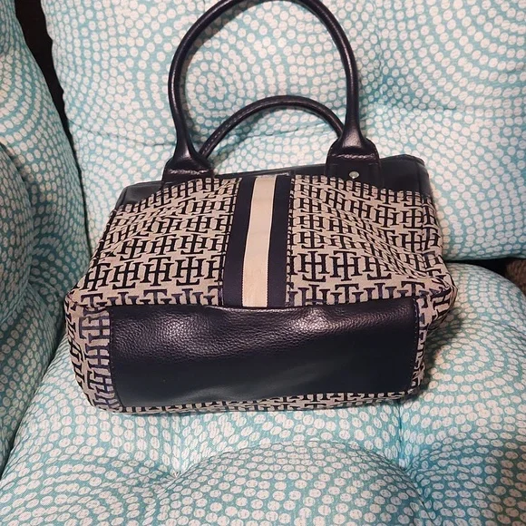 Tommy Hilfiger Vintage Black and White Tote Bag with Monogram Design - Picture 11 of 12